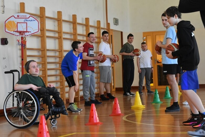  Niepełnosprawni czują sport. Cykl zajęć zakończyli treningiem koszykarskim 