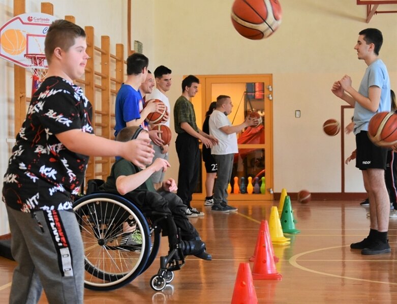  Niepełnosprawni czują sport. Cykl zajęć zakończyli treningiem koszykarskim 