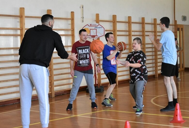  Niepełnosprawni czują sport. Cykl zajęć zakończyli treningiem koszykarskim 