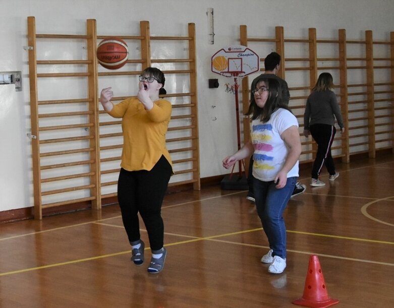  Niepełnosprawni czują sport. Cykl zajęć zakończyli treningiem koszykarskim 