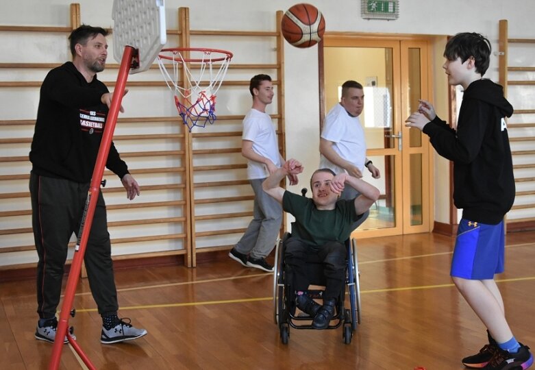  Niepełnosprawni czują sport. Cykl zajęć zakończyli treningiem koszykarskim 