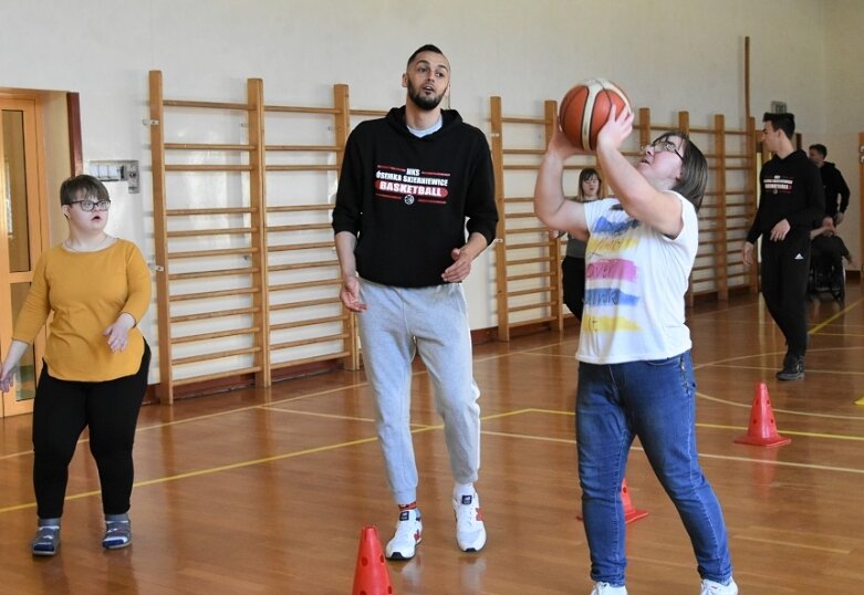  Niepełnosprawni czują sport. Cykl zajęć zakończyli treningiem koszykarskim 