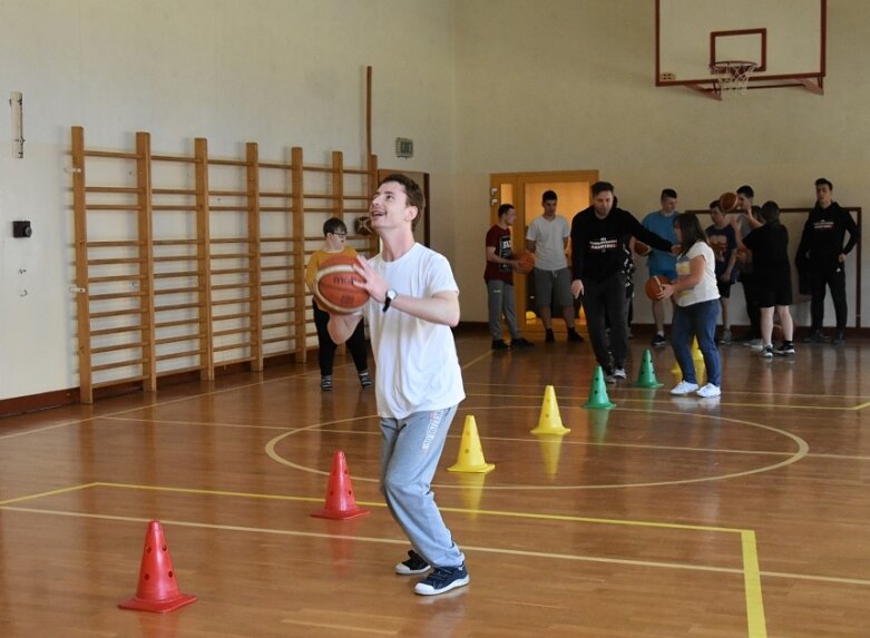  Niepełnosprawni czują sport. Cykl zajęć zakończyli treningiem koszykarskim 