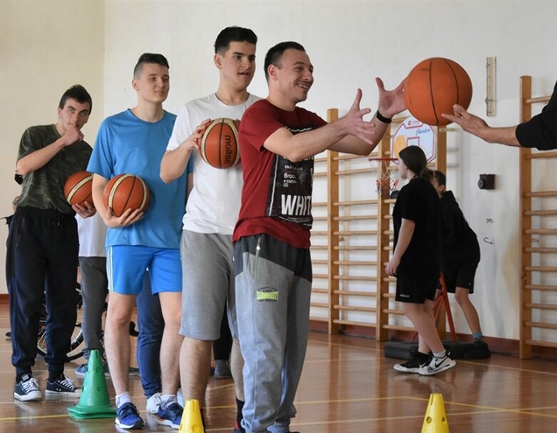  Niepełnosprawni czują sport. Cykl zajęć zakończyli treningiem koszykarskim 