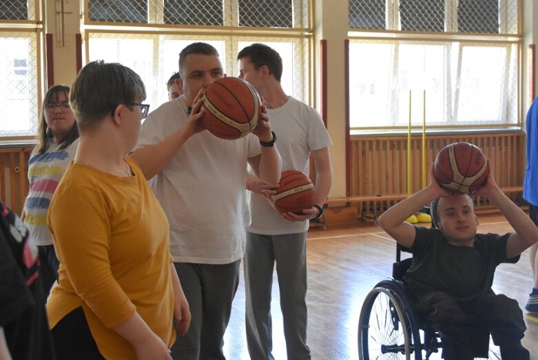  Niepełnosprawni czują sport. Cykl zajęć zakończyli treningiem koszykarskim 