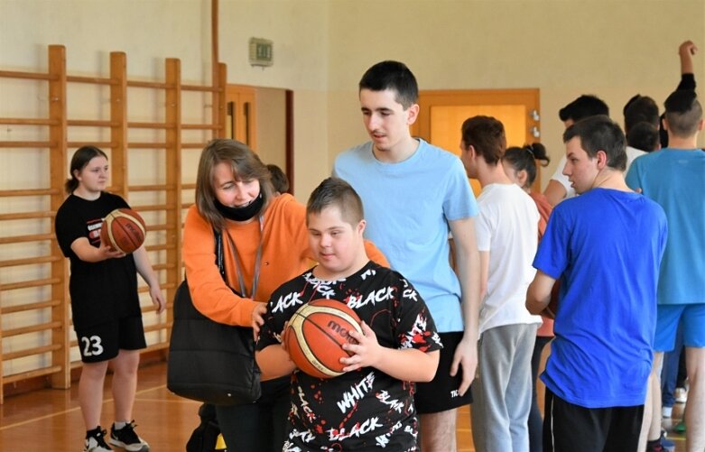  Niepełnosprawni czują sport. Cykl zajęć zakończyli treningiem koszykarskim 