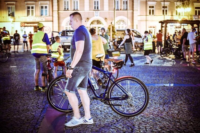  Nocne rowerowanie w Skierniewicach. Jesteś na zdjęciu? [FOTO] 