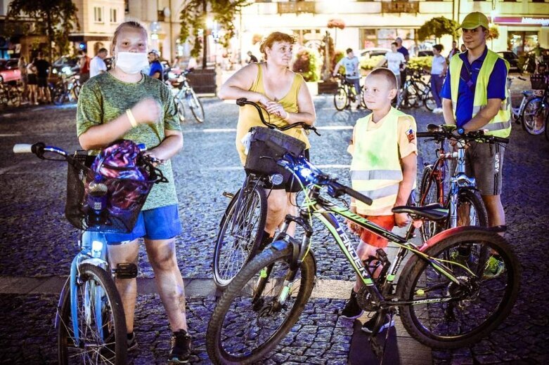  Nocne rowerowanie w Skierniewicach. Jesteś na zdjęciu? [FOTO] 