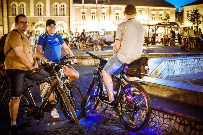  Nocne rowerowanie w Skierniewicach. Jesteś na zdjęciu? [FOTO] 