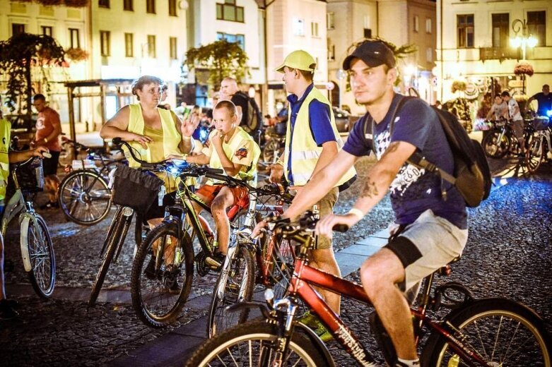  Nocne rowerowanie w Skierniewicach. Jesteś na zdjęciu? [FOTO] 