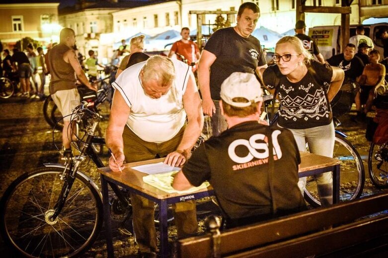  Nocne rowerowanie w Skierniewicach. Jesteś na zdjęciu? [FOTO] 