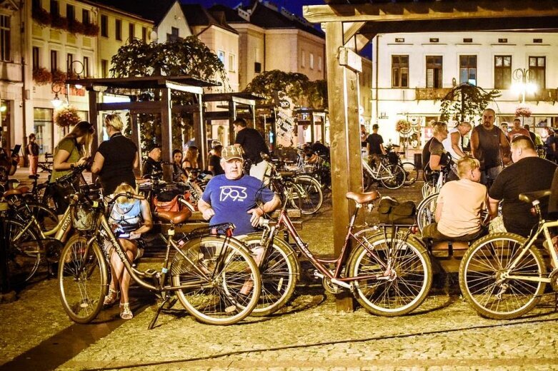  Nocne rowerowanie w Skierniewicach. Jesteś na zdjęciu? [FOTO] 