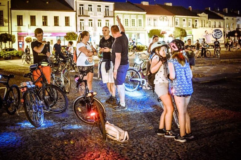  Nocne rowerowanie w Skierniewicach. Jesteś na zdjęciu? [FOTO] 