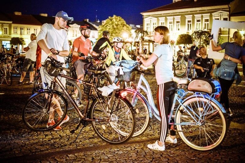  Nocne rowerowanie w Skierniewicach. Jesteś na zdjęciu? [FOTO] 