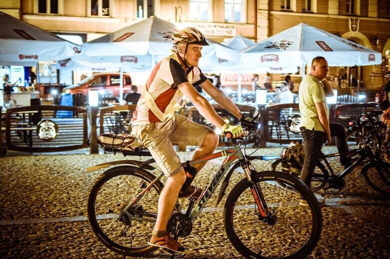  Nocne rowerowanie w Skierniewicach. Jesteś na zdjęciu? [FOTO] 