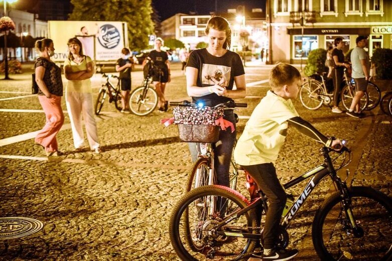  Nocne rowerowanie w Skierniewicach. Jesteś na zdjęciu? [FOTO] 