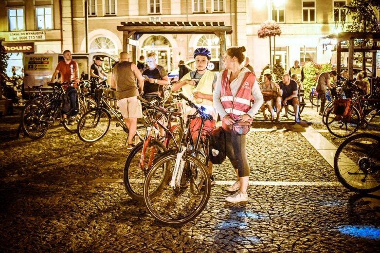  Nocne rowerowanie w Skierniewicach. Jesteś na zdjęciu? [FOTO] 