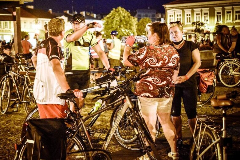  Nocne rowerowanie w Skierniewicach. Jesteś na zdjęciu? [FOTO] 