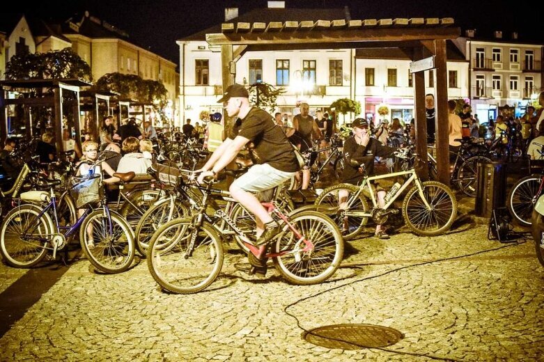  Nocne rowerowanie w Skierniewicach. Jesteś na zdjęciu? [FOTO] 