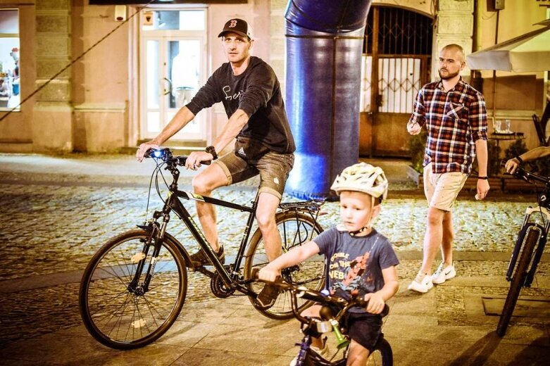  Nocne rowerowanie w Skierniewicach. Jesteś na zdjęciu? [FOTO] 