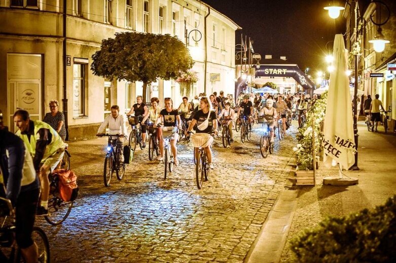  Nocne rowerowanie w Skierniewicach. Jesteś na zdjęciu? [FOTO] 