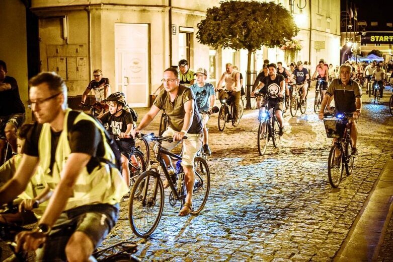  Nocne rowerowanie w Skierniewicach. Jesteś na zdjęciu? [FOTO] 