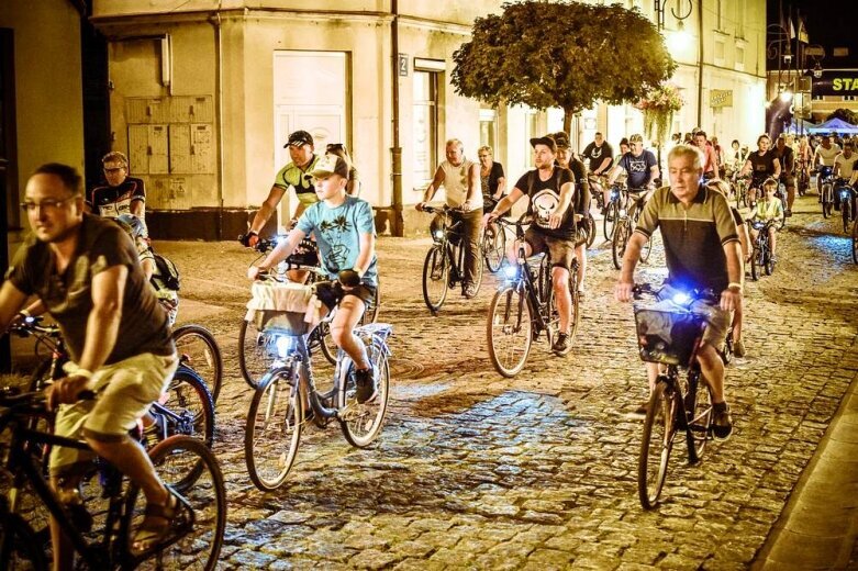  Nocne rowerowanie w Skierniewicach. Jesteś na zdjęciu? [FOTO] 