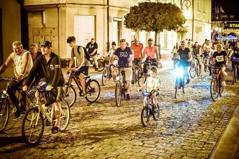  Nocne rowerowanie w Skierniewicach. Jesteś na zdjęciu? [FOTO] 