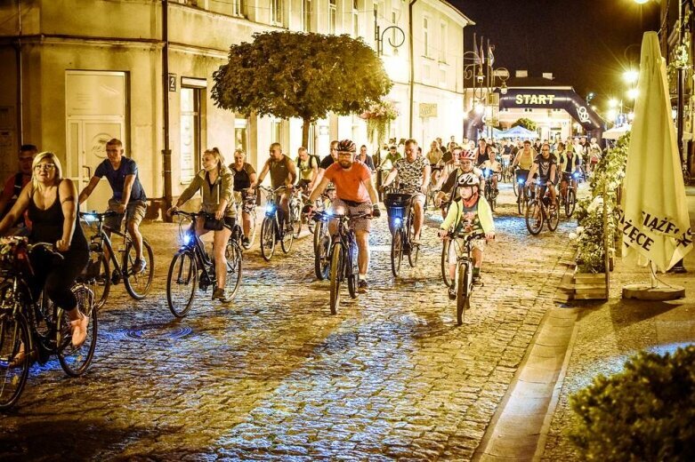  Nocne rowerowanie w Skierniewicach. Jesteś na zdjęciu? [FOTO] 