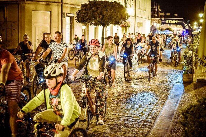  Nocne rowerowanie w Skierniewicach. Jesteś na zdjęciu? [FOTO] 