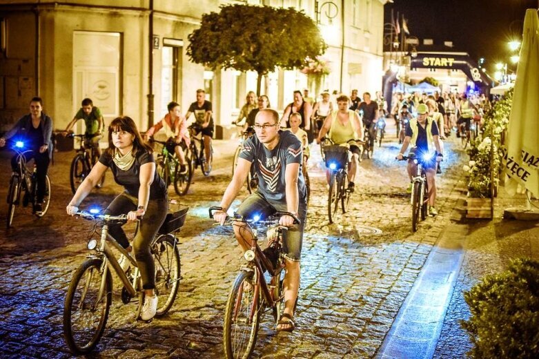  Nocne rowerowanie w Skierniewicach. Jesteś na zdjęciu? [FOTO] 