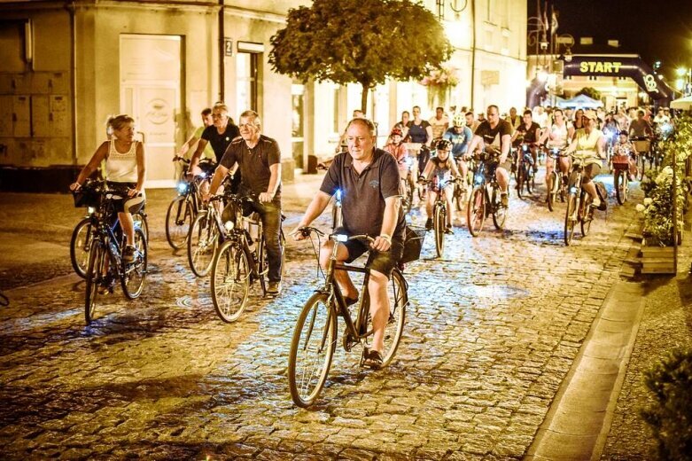  Nocne rowerowanie w Skierniewicach. Jesteś na zdjęciu? [FOTO] 