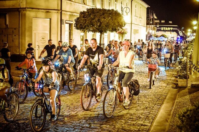  Nocne rowerowanie w Skierniewicach. Jesteś na zdjęciu? [FOTO] 