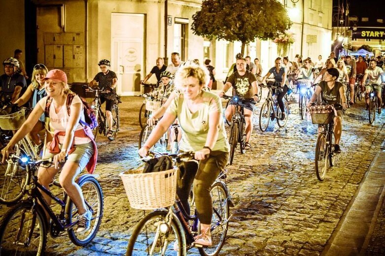  Nocne rowerowanie w Skierniewicach. Jesteś na zdjęciu? [FOTO] 