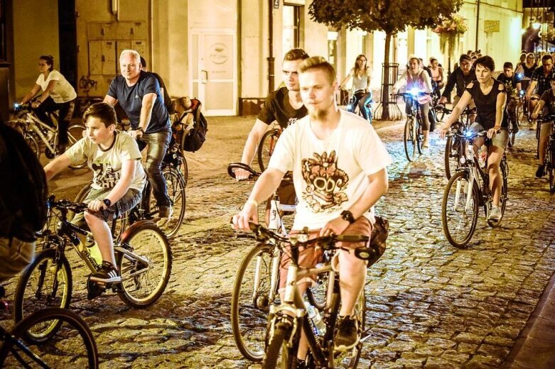  Nocne rowerowanie w Skierniewicach. Jesteś na zdjęciu? [FOTO] 