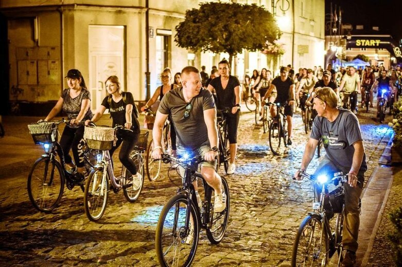  Nocne rowerowanie w Skierniewicach. Jesteś na zdjęciu? [FOTO] 