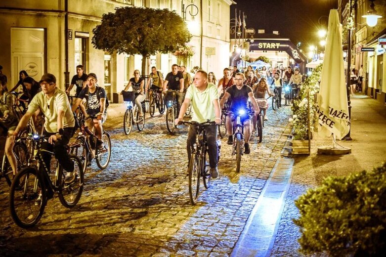  Nocne rowerowanie w Skierniewicach. Jesteś na zdjęciu? [FOTO] 