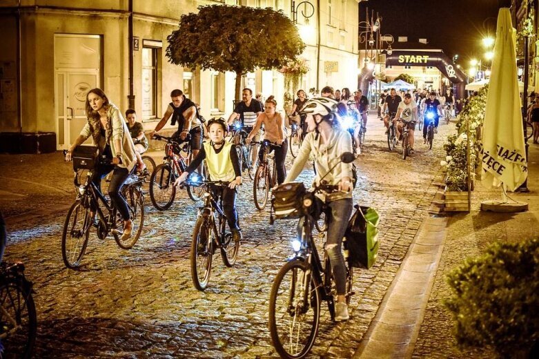  Nocne rowerowanie w Skierniewicach. Jesteś na zdjęciu? [FOTO] 