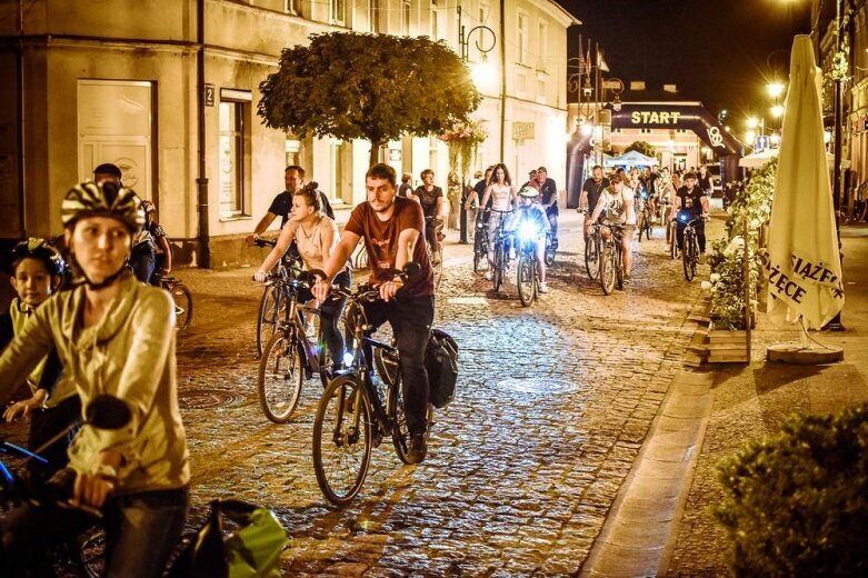  Nocne rowerowanie w Skierniewicach. Jesteś na zdjęciu? [FOTO] 