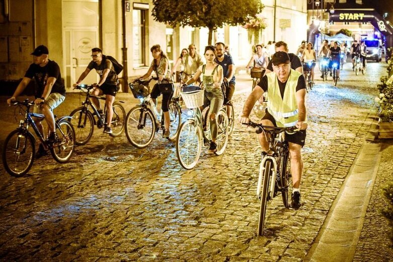  Nocne rowerowanie w Skierniewicach. Jesteś na zdjęciu? [FOTO] 