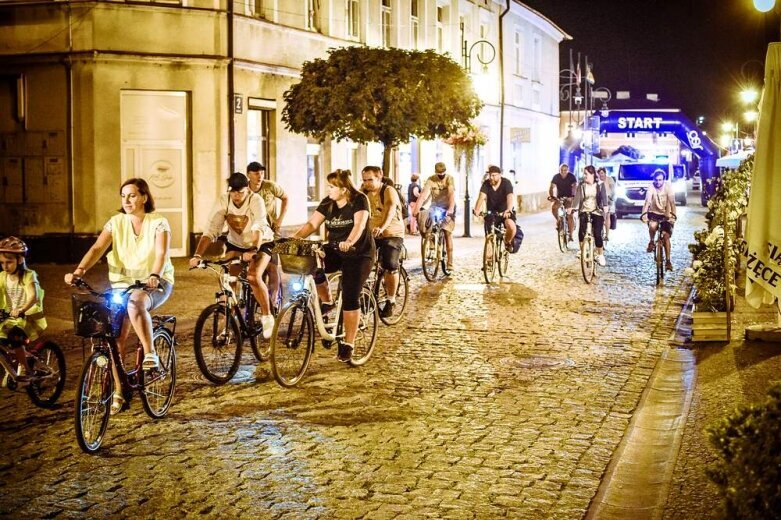  Nocne rowerowanie w Skierniewicach. Jesteś na zdjęciu? [FOTO] 