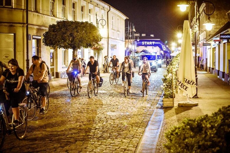  Nocne rowerowanie w Skierniewicach. Jesteś na zdjęciu? [FOTO] 