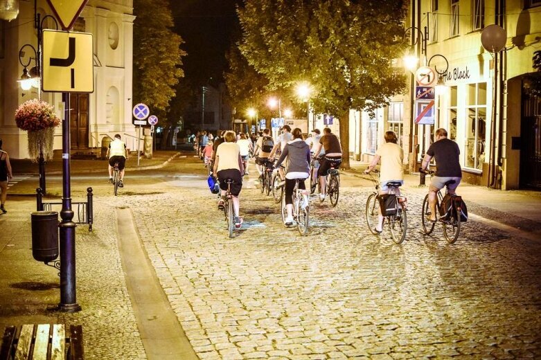  Nocne rowerowanie w Skierniewicach. Jesteś na zdjęciu? [FOTO] 