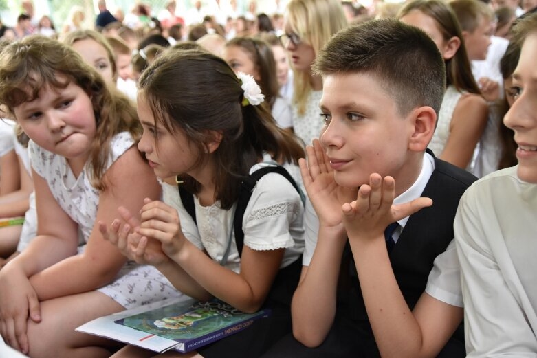  Odebrali świadectwa i udali się na wakacje 