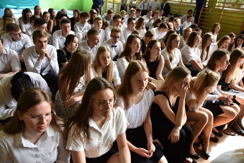  Odebrali świadectwa i udali się na wakacje 