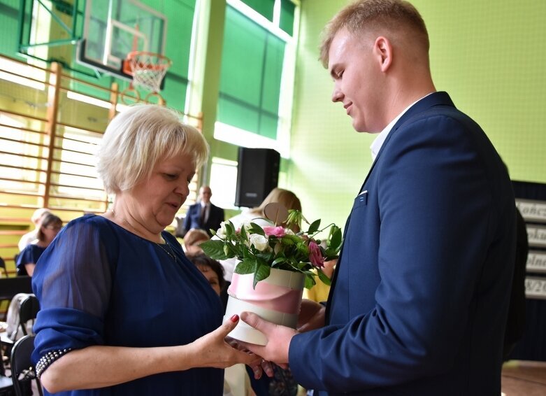  Odebrali świadectwa i udali się na wakacje 