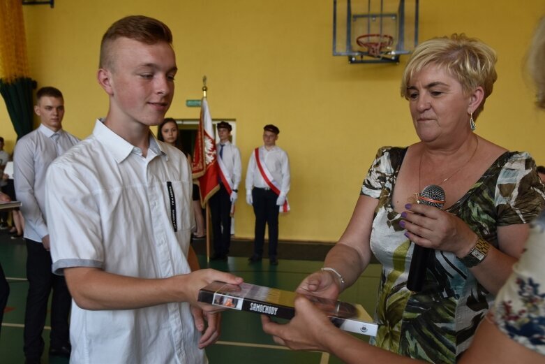  Odebrali świadectwa i udali się na wakacje 