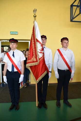  Odebrali świadectwa i udali się na wakacje 