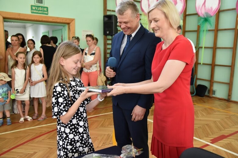  Odebrali świadectwa i udali się na wakacje 