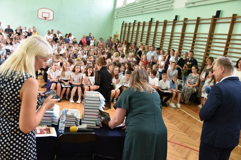  Odebrali świadectwa i udali się na wakacje 